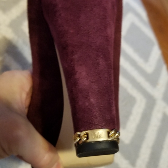 Michael Kors Burgundy platform pump’s  are 1 inch platform just around 4 inches - Picture 8 of 14